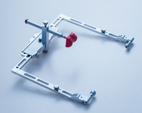 Installation of the face-bow. Functional diagnostics.