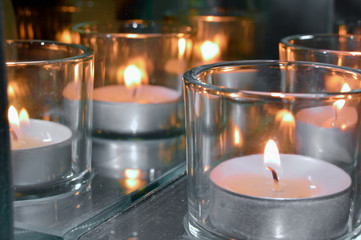 spiegelnder Kerzenschein