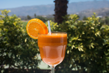 Zumo de naranja y zanahoria fresco y natural