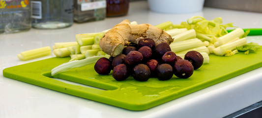 Vegetales y frutas cortadas encima de una tabla