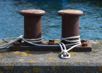 Belegte Poller im Hafen List