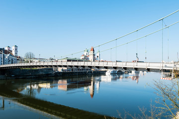 Panorama von Passau bei blauen Himmel mit Donau