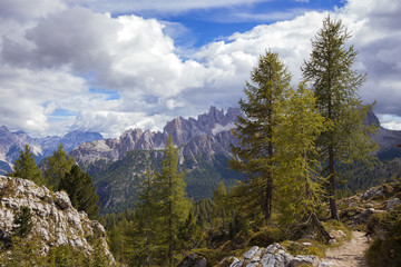 Fototapeta na wymiar mountain landscape around the Cinque Torri