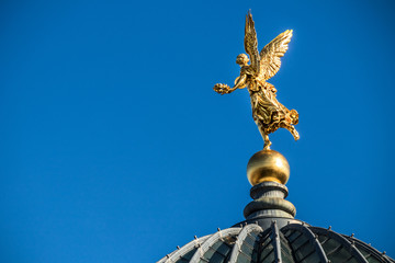 Fama auf der Spitze der Zitronenpresse Dresden
