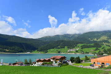Fototapeta na wymiar Reschensee / Lago di Resia in Südtirol