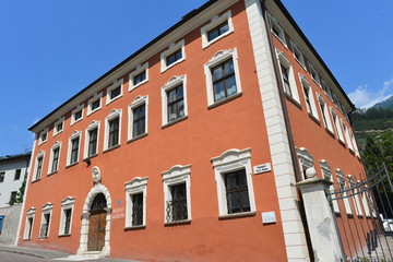 Fototapeta na wymiar Gemeindehaus Schlanders Vinschgau-Südtirol