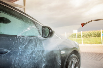 Autowäsche im Sommer an der Selbstwaschanlage