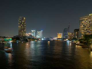 Obraz premium Rzeka Chao Phraya w nocy