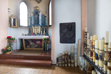 Kerzen in einer Wallfahrtskapelle