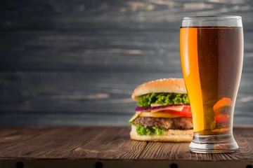 Foto op Plexiglas hamburger en bier © dimasobko