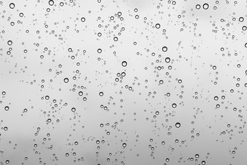 Wassertropfen auf grauem Hintergrund