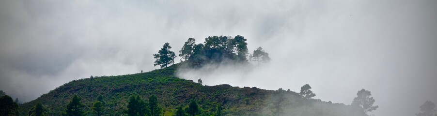 Bergkette in den Wolken