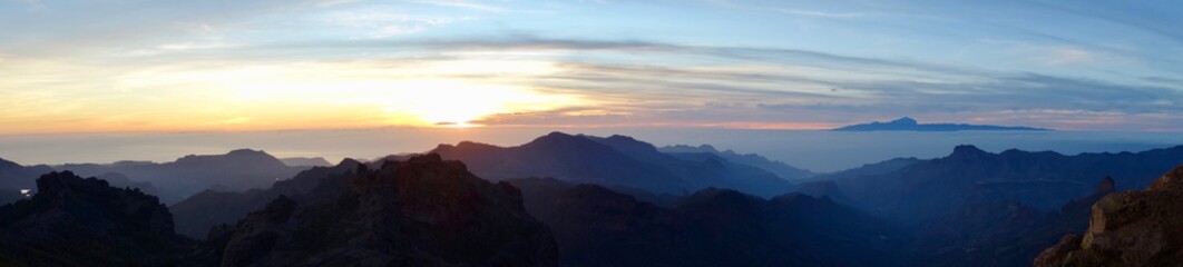Sonnenaufgang im Gebirge