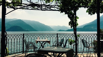 Blick unter Baldachin auf Comer See © Thomas