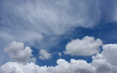 Obraz premium 青空と雲「空想・雲のモンスターたち（モンスターの親子たちのイメージ）」（夏休みなどの）家族旅行、ファミリー、家族連れ、家族団欒、幸福な家庭、家族の幸せ、ライフプラン、（モンスターを２組の親子にみたてて）ご近所付き合い、おしゃべりなどのメージ・上の雲や右の雲の部分に文字入れスペース。案・左上の部分なら「家族の幸せ ○○・・・・」、右の雲なら「幸福」などの短い文字で訴求するなど