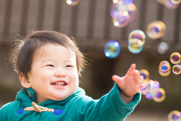シャボン玉で遊ぶ男の子
