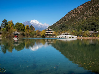 Fototapeta na wymiar Black Dragon Pool Park, Lijiang