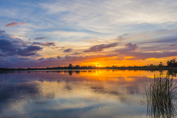 Obraz na płótnie Canvas sky at sunset on the lake