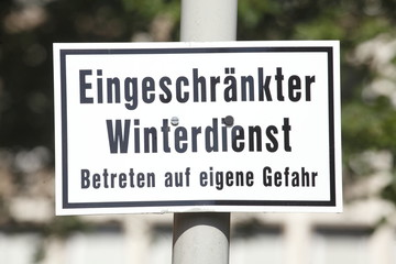 Obraz premium Schild Eingeschränkter Winterdienst, Betreten auf eigene Gefahr