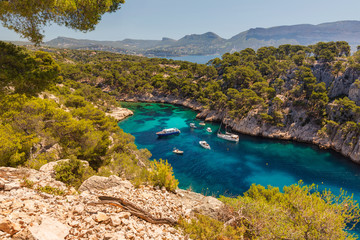 Naklejka premium Boats in the calanques (Creeks) between Marseille and Cassis, Provence, France