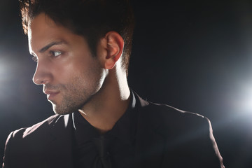 Plan rapproché d' un bel homme de profil © rdrgraphe