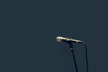 Obraz premium Microphone on a blue background