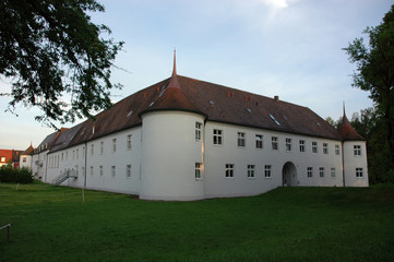 Fototapeta na wymiar Fuggerschloss in Glött, heute Einrichtung von Regens Wagner