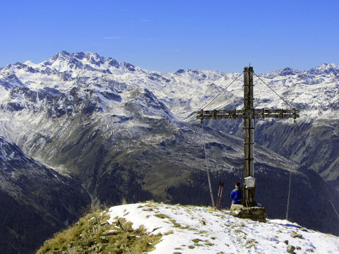 Versalspitze mit Gipfelkreuz im Montafon Gebirge mit Blick auf den Silvretta Stausee