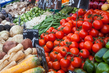 Marktstand mit frischem Gemüse