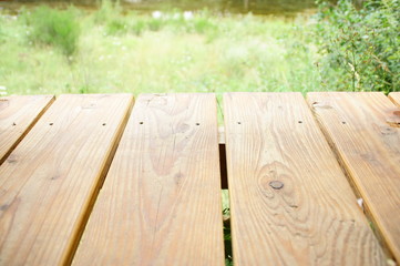 terrasse en lames de bois ouverte sur le jardin