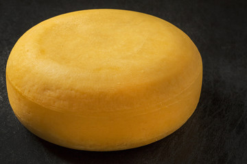丸ごとゴーダチーズ　 whole gouda cheese from the Netherland
