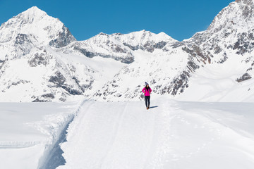 Fototapeta na wymiar an asian young woman traveling on the snow mountain