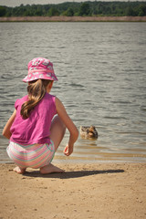 Dziewczynka karmiąca kaczkę