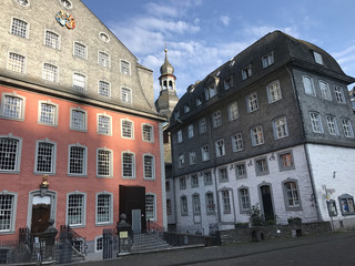 Obraz premium Evangelische Stadtkirche and das Rotes Haus