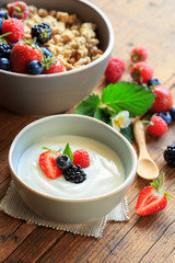joghurt und müsli mit frischen beeren
