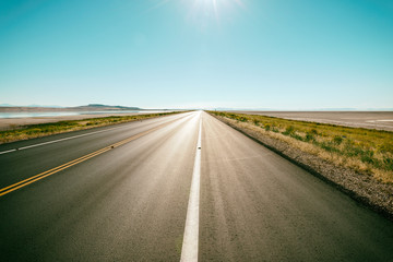 Strada nel deserto sotto al sole rovente, orizzonte