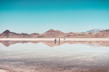 Sagome di persone all'orizzonte a Bonneville Salt Flats, USA