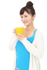 コーヒーを飲み寛ぐ女性