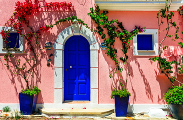 Fototapeta na wymiar Colorful charming streets of old towns of Greece. Assos in Kefalonia island