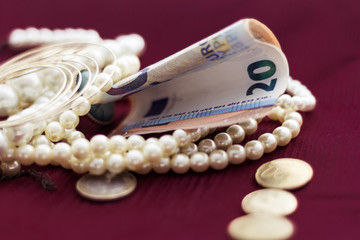 Geld und Schmuck, Konzept für Wohlstand und Reichtum, selektive Fokus, Nahufnahme, Textfreiraum