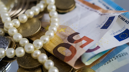 Geld und Schmuck, Konzept für Wohlstand und Reichtum, selektive Fokus, Nahufnahme, Textfreiraum