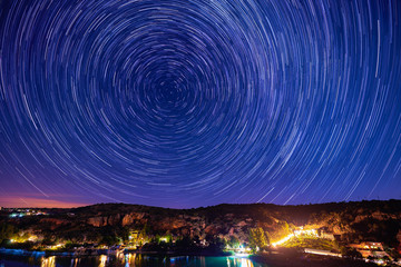 Paisaje Nocturno Circumpolar del Parque Natural de las Lagunas de Ruidera, España