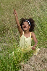 fillette metisse afro dans la nature