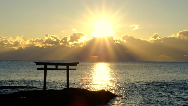 神磯の鳥居の夜明け