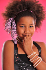 fillette métisse cheveux afro