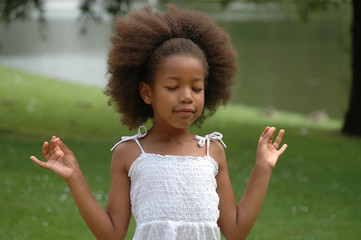 Fillette metisse afro zen