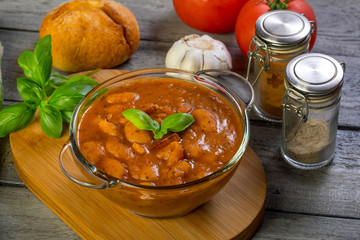 Stewed beans in tomato sauce.