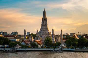 Obraz premium Wat Arun in Bangkok during golden hour.