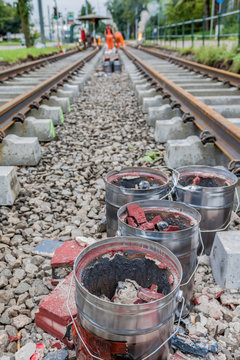 Eimer mit Termit an Stra&szlig;enbahn gleisen