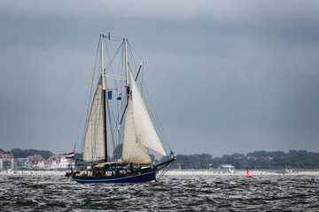 Fototapeta premium Segelschiff auf der Ostsee vor Warnemünde